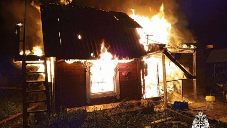 Мужчина пытался растопить печь и спалил дом в СНТ под Усть-Илимском