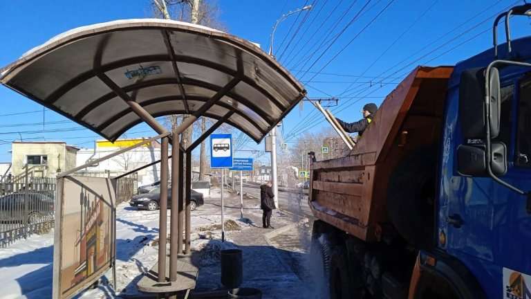 Крыши остановочных павильонов чистят в Иркутске