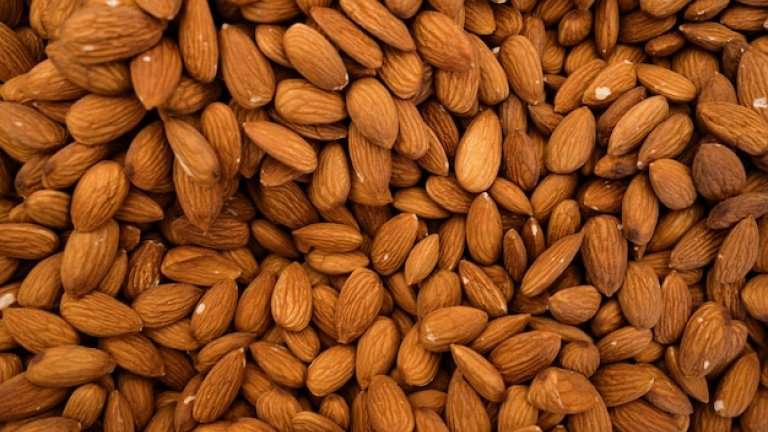 В чем польза и вред миндаля