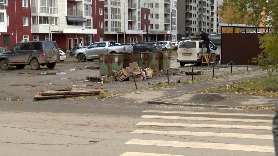 Проулок между жилыми комплексами в Иркутске превратился в месиво из грязи