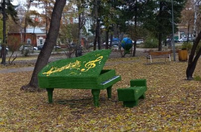 Топиарные контрабасист, трубач и саксофонист появились на бульваре Гагарина в Иркутске