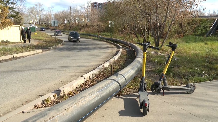 Огромная труба перегородила пешеходный переход в Иркутске