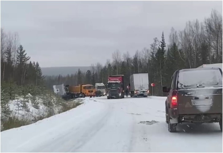 Серьёзные пробки образовались из-за гололёда на дорогах Иркутской области