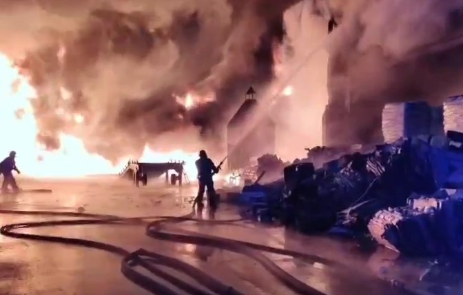 Склад площадью более 1000 квадратных метров горит в Ангарске