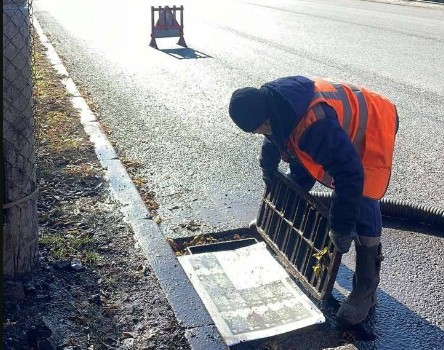 Решётки ливневой канализации консервируют на зиму в Иркутске