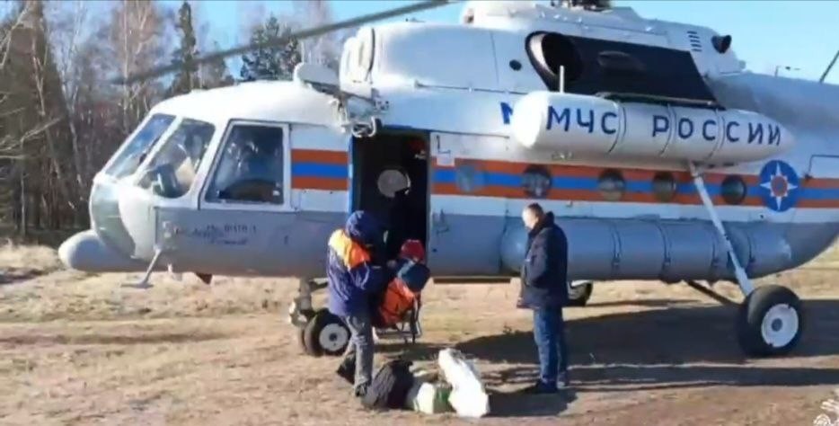 Продуктовое судно застряло во льдах реки Нижняя Тунгуска в Приангарье