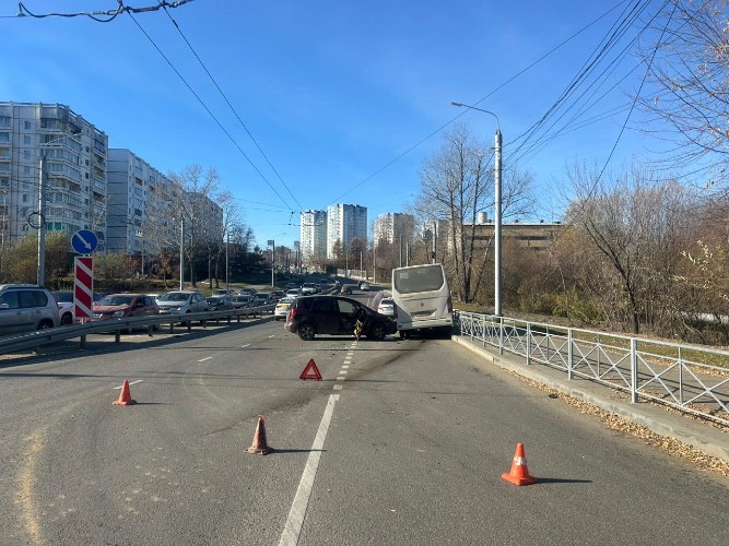 Маршрутка врезалась в ограждение на улице Академической в Иркутске