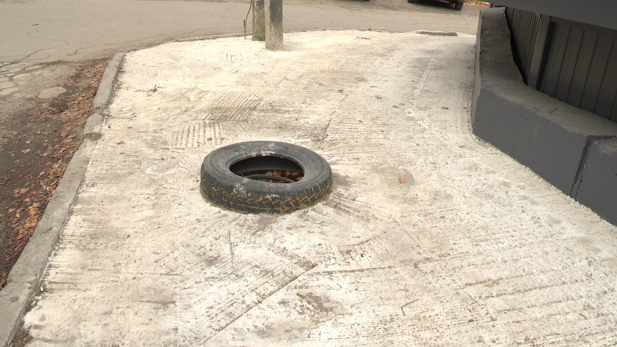 Автомобильная покрышка превратилась в опасную ловушку для пешеходов в Иркутске