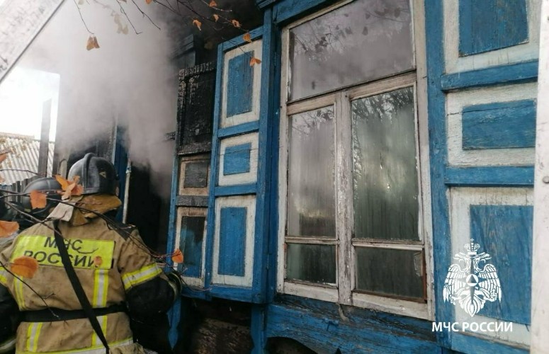 В Тайшете при пожаре в частном доме один человек погиб, двое пострадали