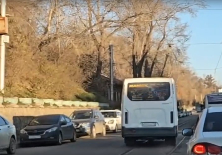 По видео в соцсетях двух маршрутчиков уличили в нарушении ПДД в Иркутске