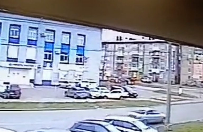 Пьяная женщина на иномарке влетела в парковку с автомобилями в Ангарске