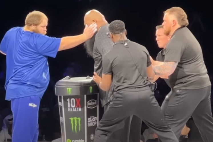 Сибиряк завершил ничьёй финал чемпионата по пощёчинам в Абу-Даби