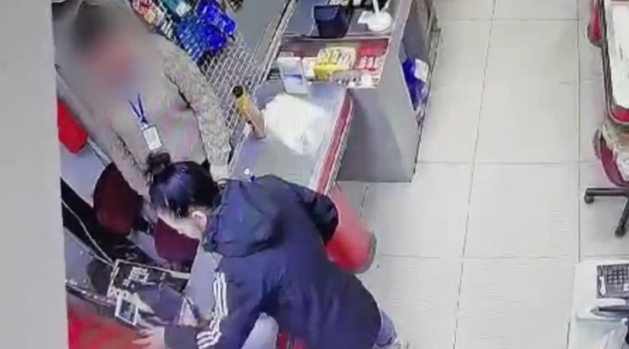 Девушка похитила телефон сотрудника супермаркета в Иркутске