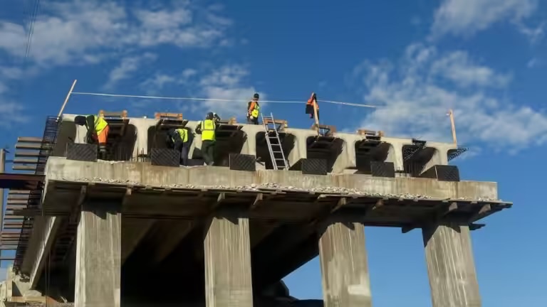 К заливке готовят фундамент четвёртой опоры путепровода на Батарейной в Иркутске