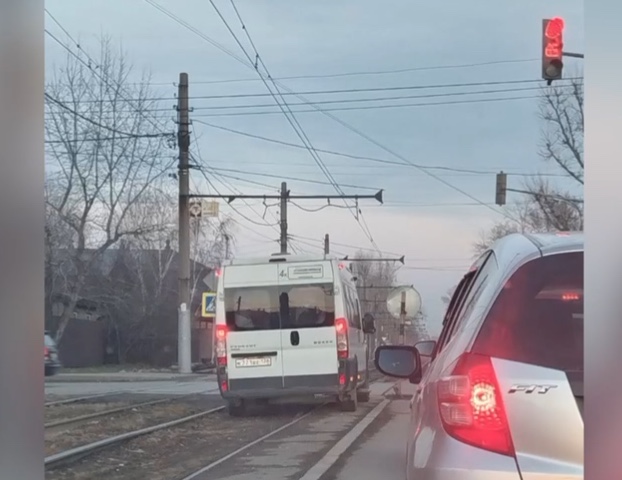 По рельсам на красный проехала маршрутка в Иркутске