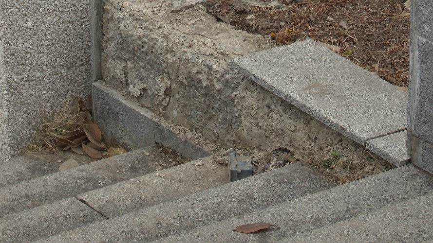 Ведущая к Иерусалимской горе лестница разрушается в Иркутске