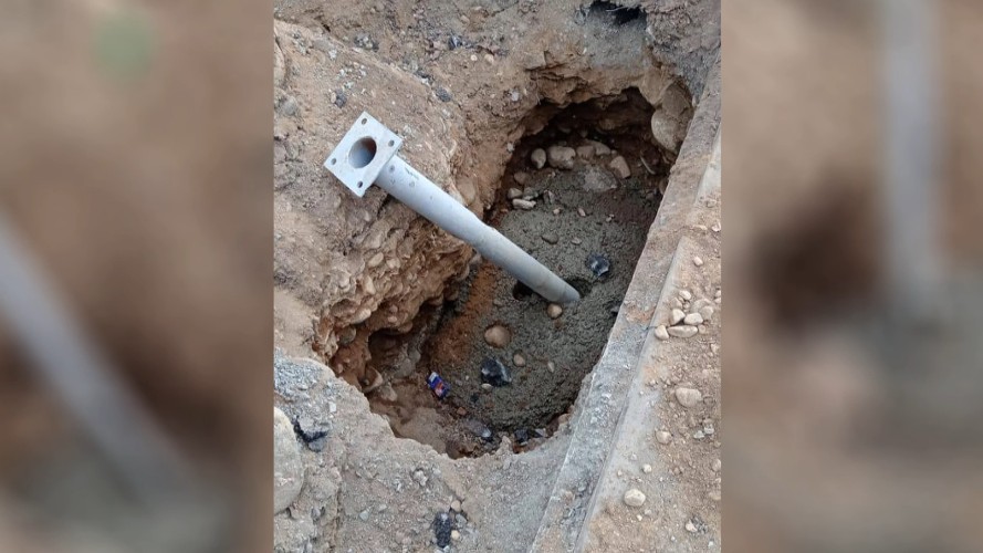 Вандалы в Байкальске разрисовали корт и сломали опоры освещения в новом парке