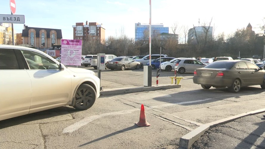 Всё больше парковок возле торговых центров в Иркутске становятся платными