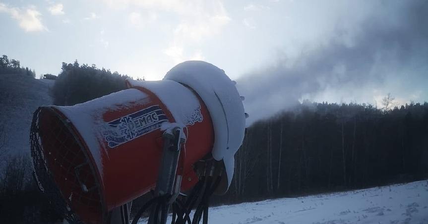 Снежные пушки включили на главной горнолыжной трассе Братска