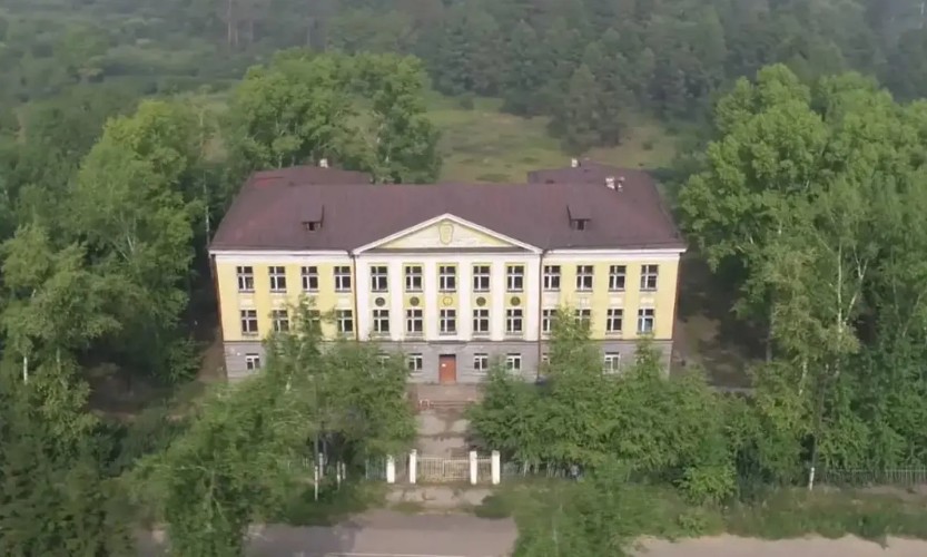 Трёхэтажную школу продают по цене дачного домика в Братске