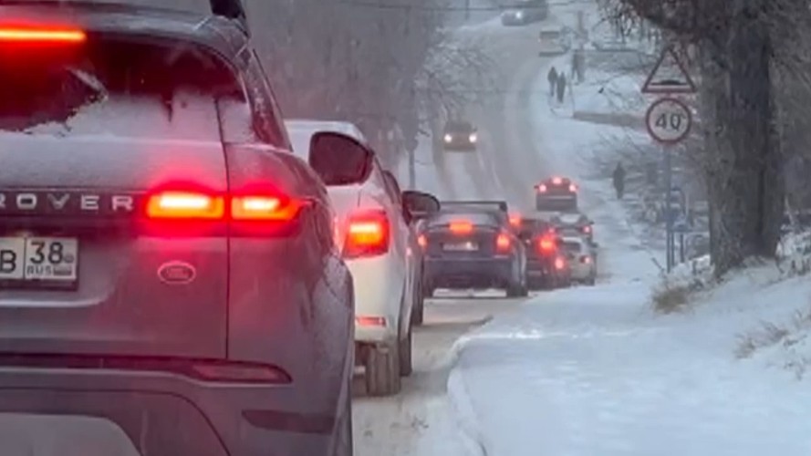 Из-за снегопада и аварий Иркутск вновь встал в 10-балльные пробки