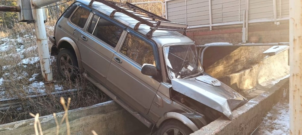 «Нива» в жёлобе санной трассы пополнила статистику ДТП в Братске