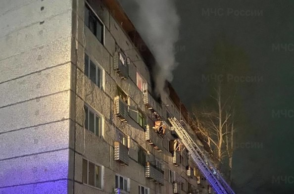 Шесть человек спасли из горящей пятиэтажки в Усть-Илимске
