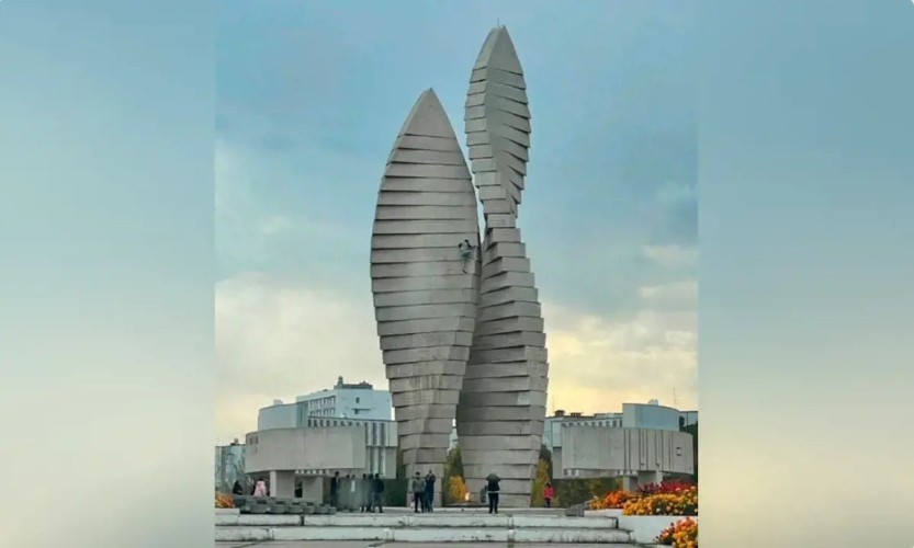 Забравшийся на Мемориал Славы в Братске мужчина вероятнее всего встретит Новый год в СИЗО