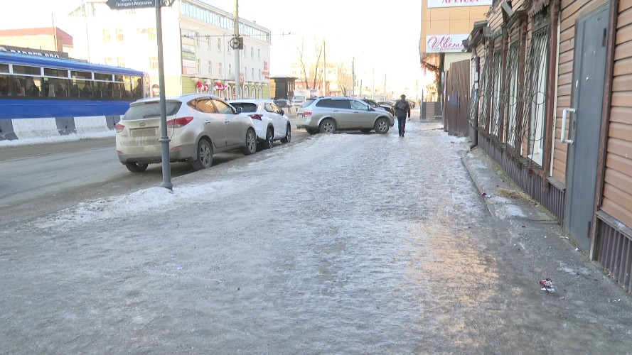 Тротуары в Иркутске стали непроходимыми из-за корки льда