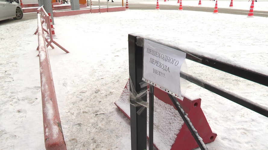 Пассажиры не довольны переносом пешеходного перехода у здания иркутского аэропорта