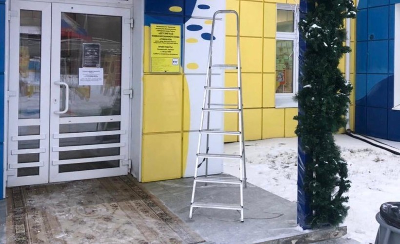 В Тулуне работник детского сада упал с высоты, монтируя гирлянду