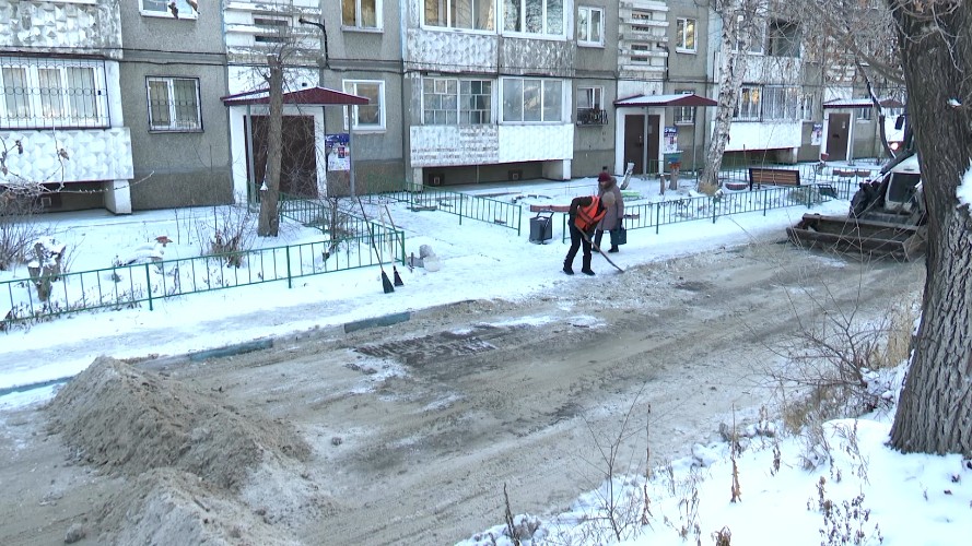 Ледяной кашей ежедневно покрывается двор жилой многоэтажки в Иркутске