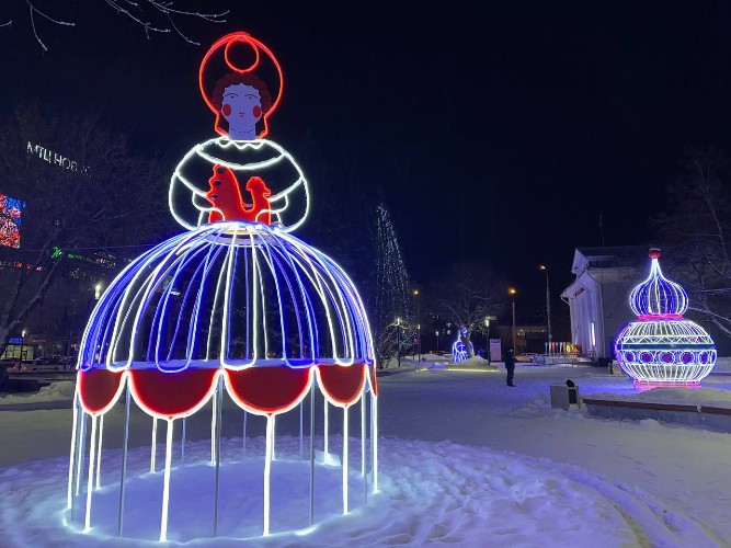 Дымковские игрушки засияли у иркутского театра кукол в преддверии Нового года