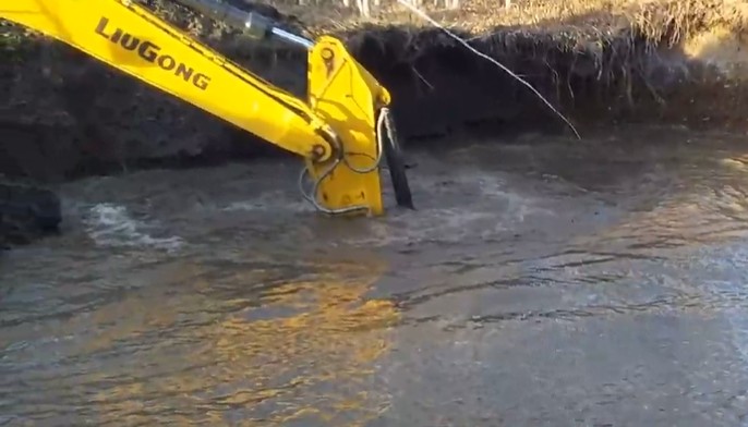 Гравий незаконно добывали неизвестные на улице Баррикад в Иркутске