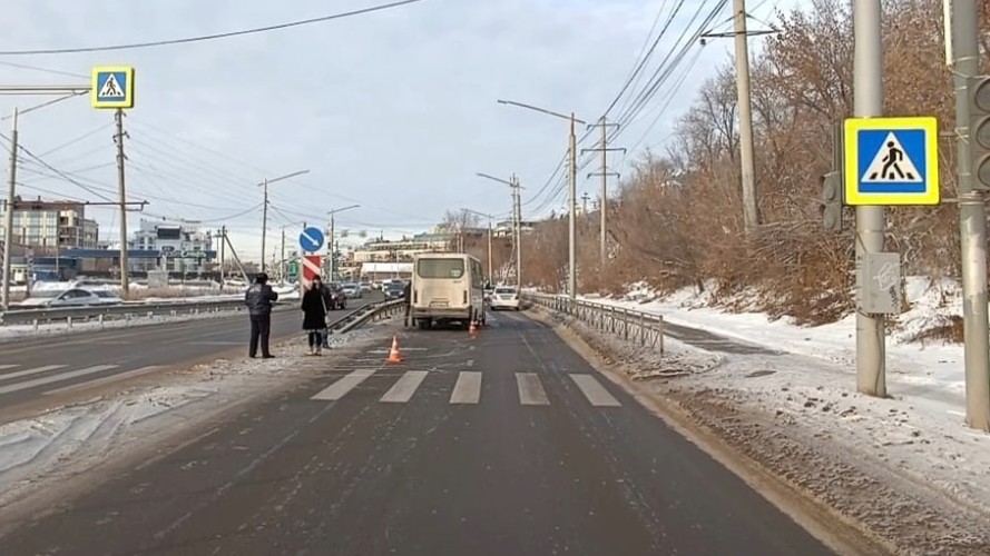 Пассажирский автобус сбил людей на пешеходном переходе в Иркутске