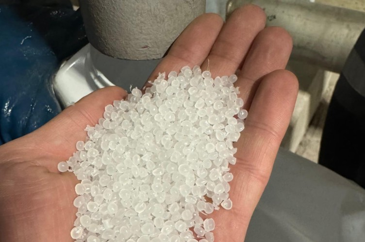 Первые гранулы полиэтилена произвёл Иркутский завод полимеров