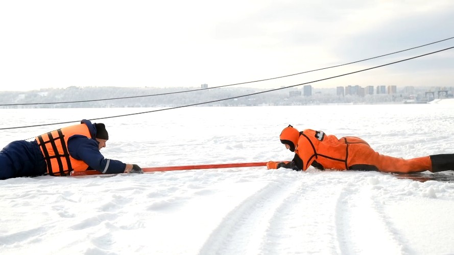 Открытый урок по спасению на льду состоялся в Иркутске