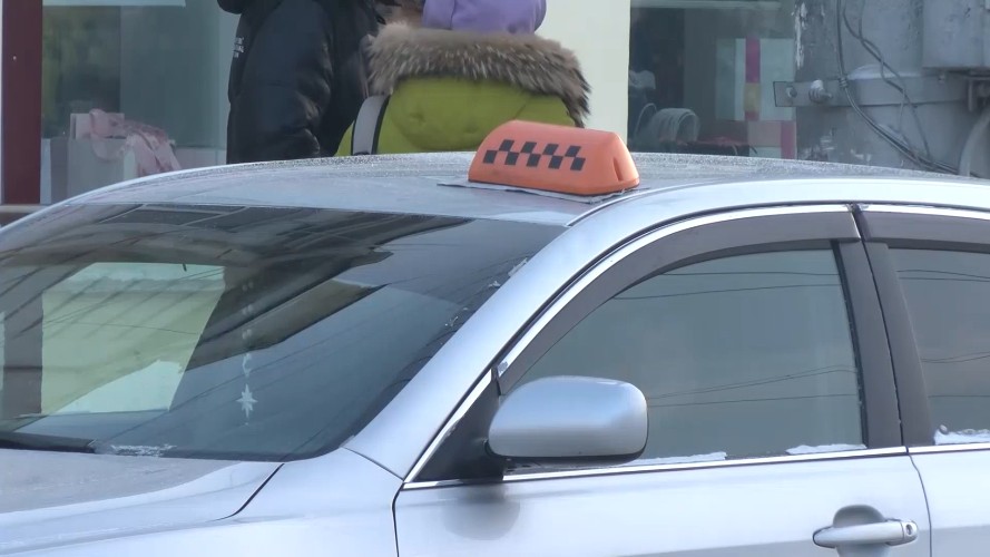 Сумку и около 100 тысяч рублей похитил таксист у иркутянки