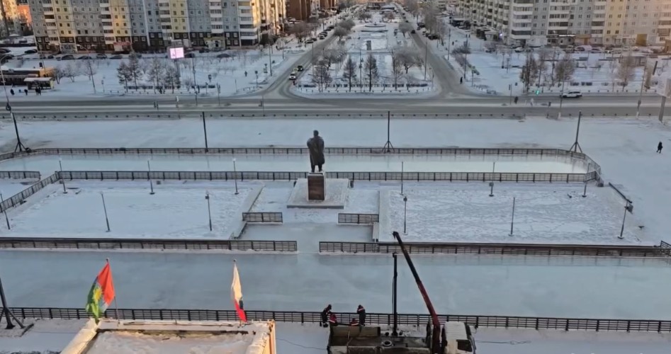 Светильники устанавливают у нового катка на главной площади Братска