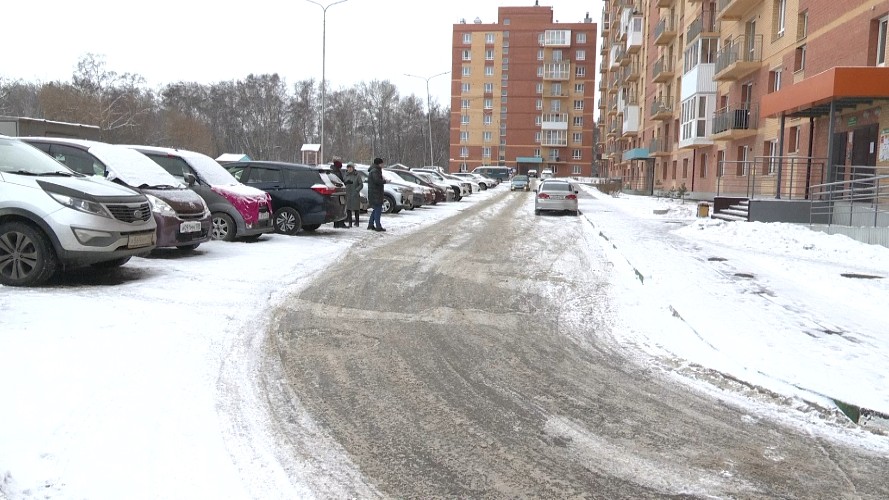 Один из дворов в Иркутске регулярно топит нечистотами