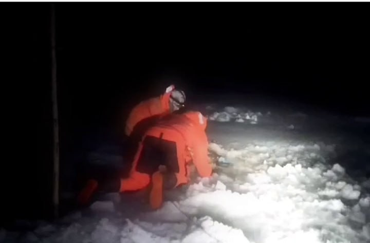 Внедорожник провалился под лёд Байкала