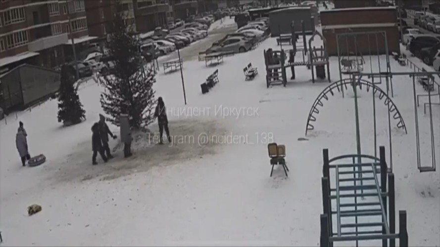 Новогоднее оформление в Иркутской области крушат малолетние хулиганы