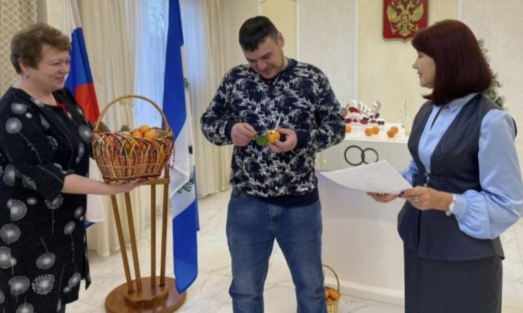 Посетителям ЗАГСа Тулуна поднимают настроение мандаринами