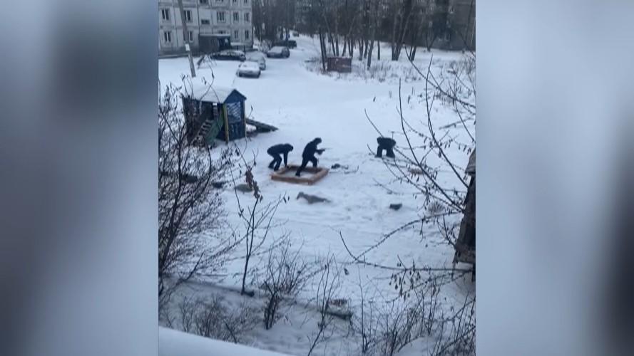 Новые песочницы установили в нескольких дворах Шелехова в конце декабря