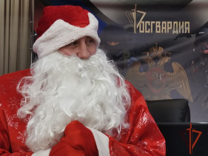 Дед Мороз специального назначения устроил маленьким иркутянам праздник и экскурсию