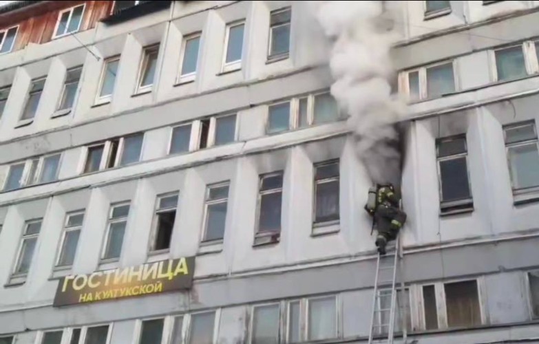 Пожарные спасли 18 человек из горящей гостиницы в Иркутске