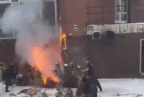 Школьник ради забавы поджёг коробки и чуть не устроил пожар в жилом доме Иркутска