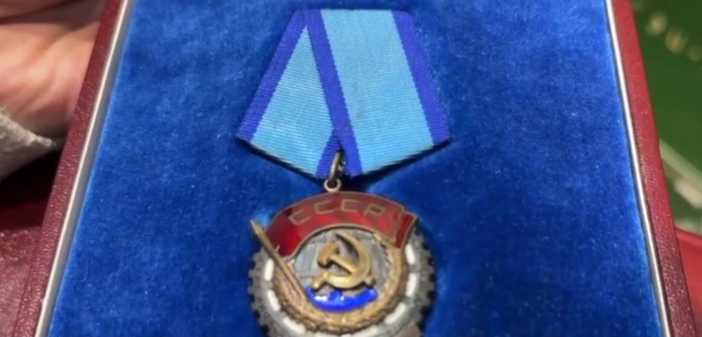 Утерянную госнаграду нашли и передали в музей  Усолья-Сибирского