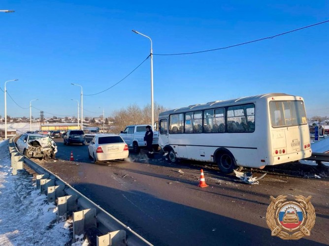 Иномарка врезалась в пассажирский автобус в городе Черемхово