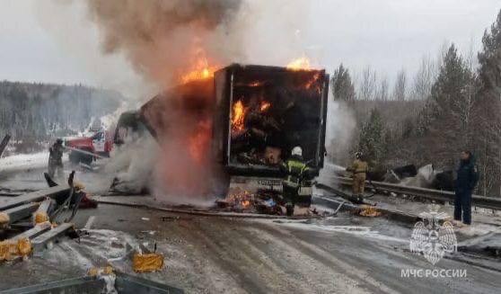 Три фуры столкнулись и загорелись в Нижнеудинском районе